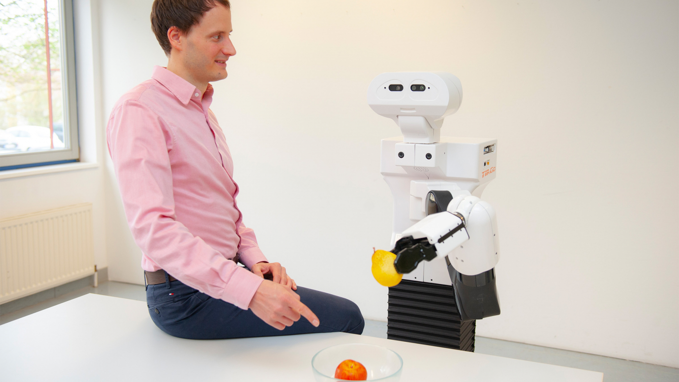 Roboter Kurt lernt mit dem Menschen zu interagieren und ihm behilflich zu sein.