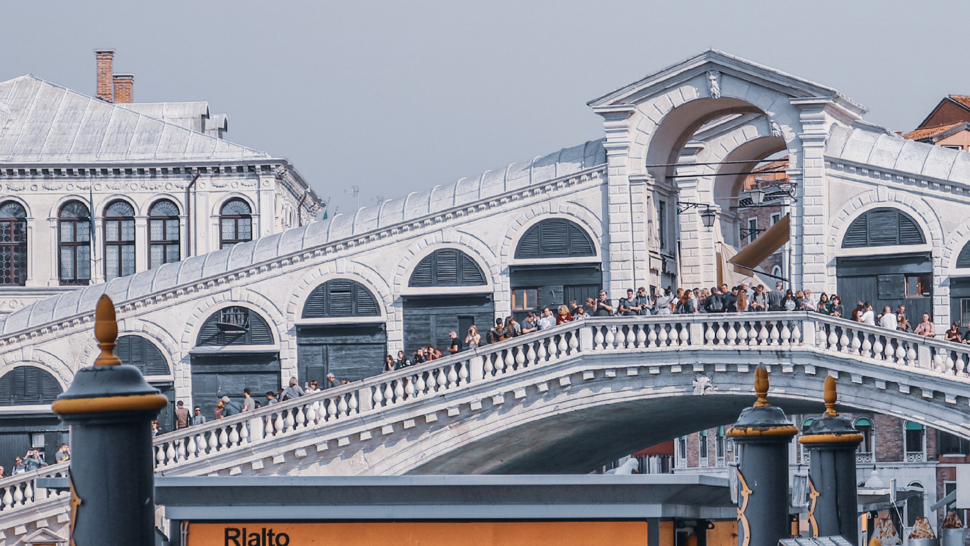 Tourismus - Rialtobrücke in Venedig