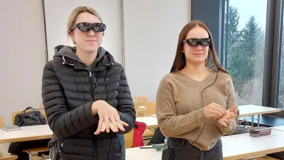 Bachelor-Studentinnen der Pflege bei der Anwendung der Datenbrille