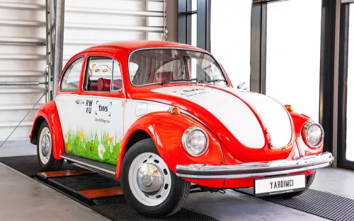 Zwei Studenten der RWU und ein Auszubildender der tws haben den VW Käfer zum Elektroauto umgerüstet