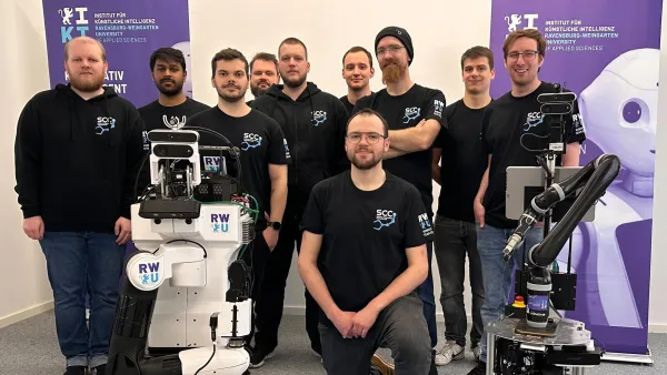 RoboCup-Team posiert mit ihren Robotern