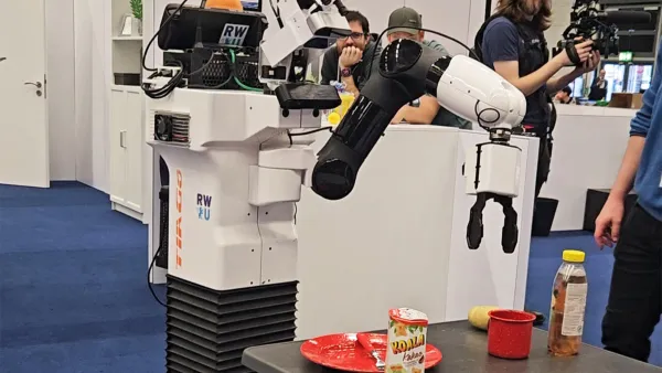 Roboter greift nach Objekten auf dem Tisch